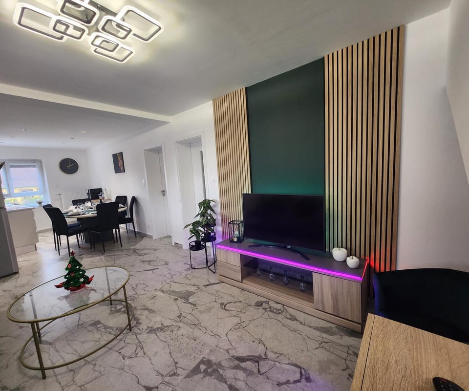 Communal lounge/ TV room, TV and multimedia, Living room, Seating area, Evening entertainment