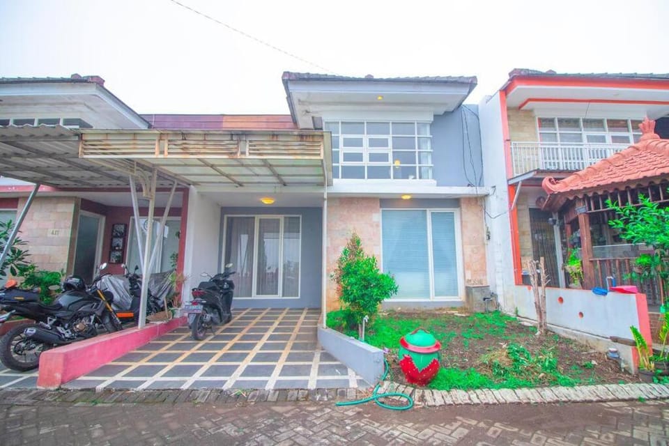 Family A18 Fiorence by Sans Villa Villa in Batu