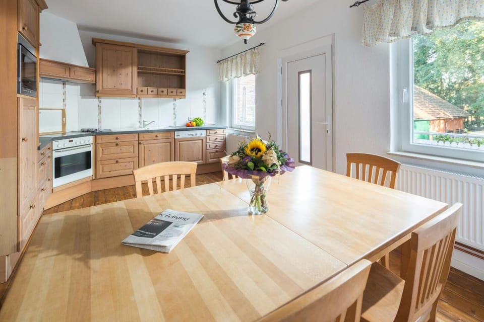 Kitchen or kitchenette, Dining area, stove