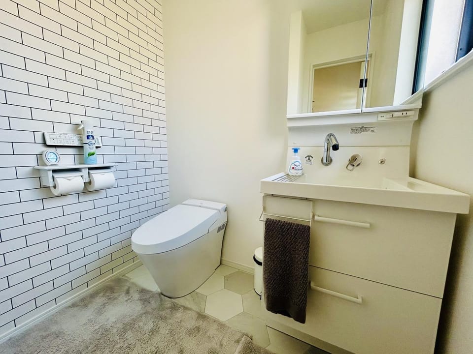Toilet, bidet