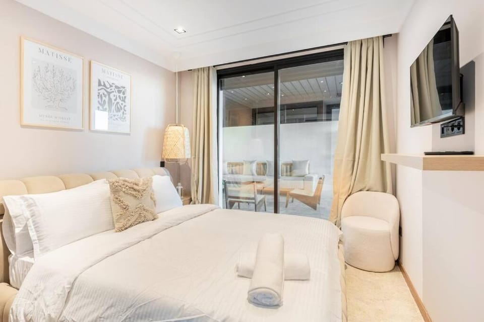 Bed, TV and multimedia, Bedroom