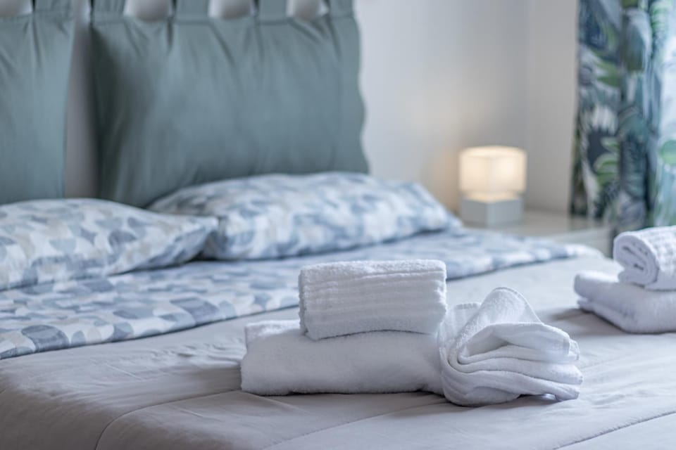Photo of the whole room, towels