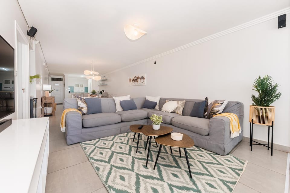 3 Skiathos- Stylish apartment with Breaker Views(no loadshedding) Apartment in Dolphin Coast