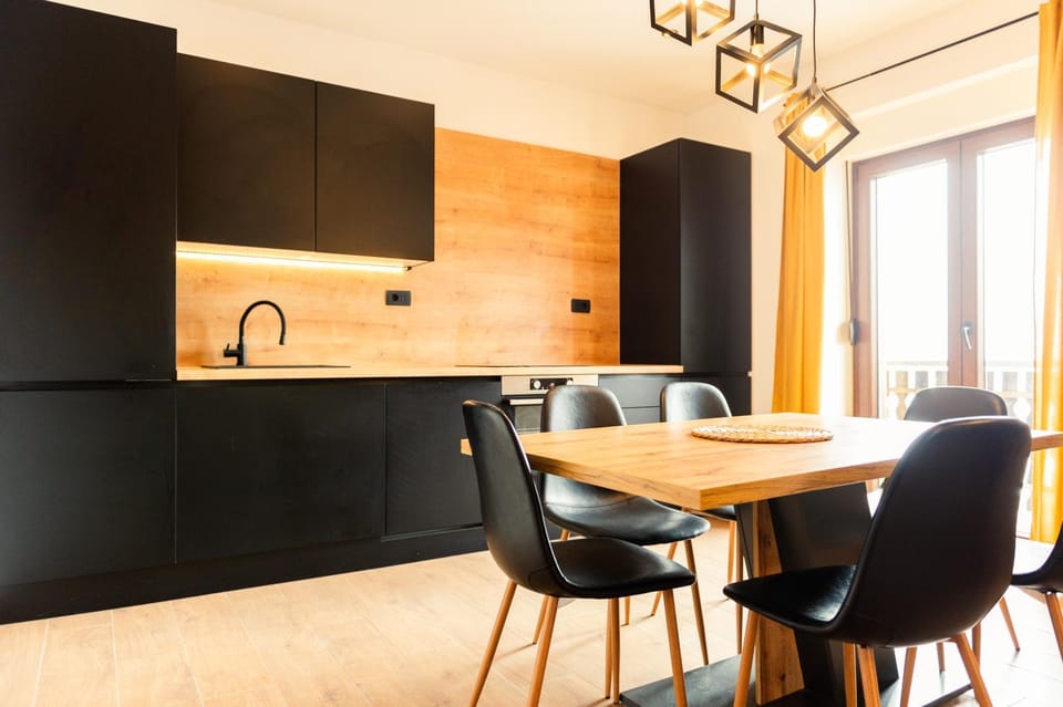 Kitchen or kitchenette, Dining area, stove