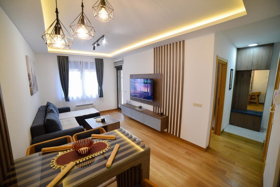 TV and multimedia, Living room, Seating area, Evening entertainment