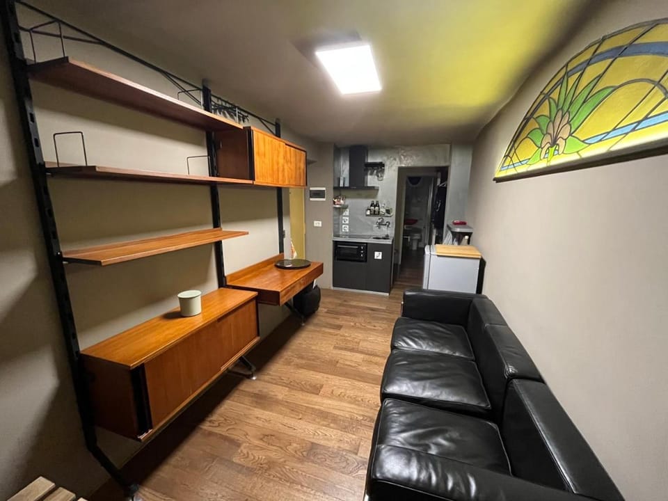 Kitchen or kitchenette, Seating area, toaster