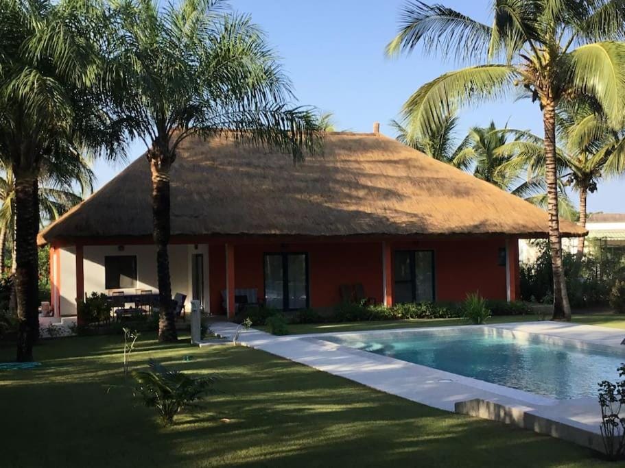 Villa avec piscine près de l'océan. Villa in Senegal