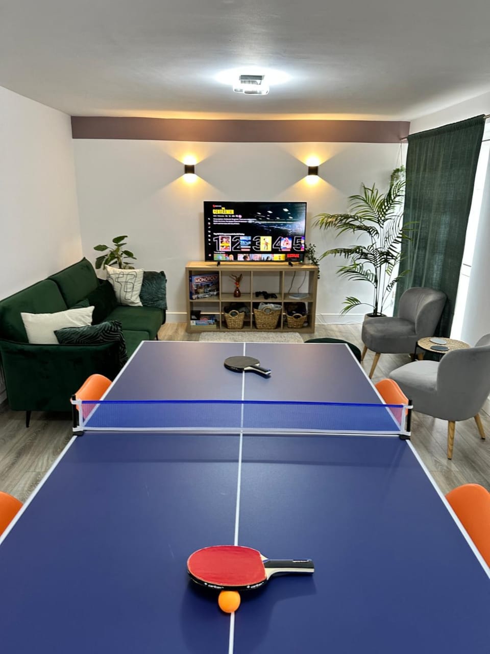 Communal lounge/ TV room, Game Room, Table tennis, Living room, Seating area, Evening entertainment