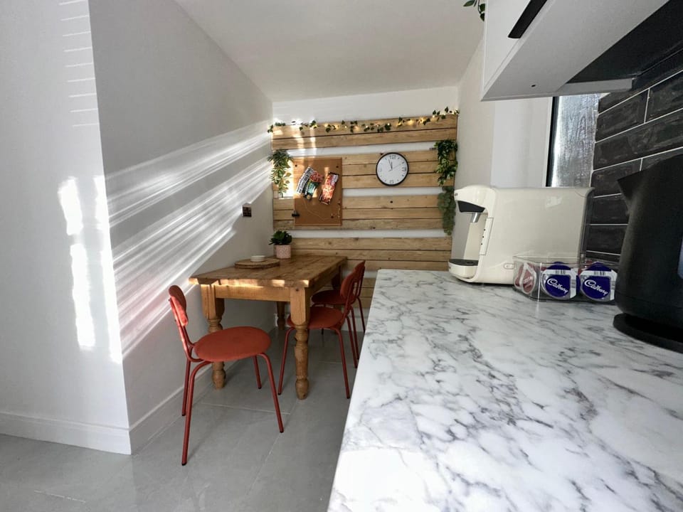Kitchen or kitchenette, Dining area, oven