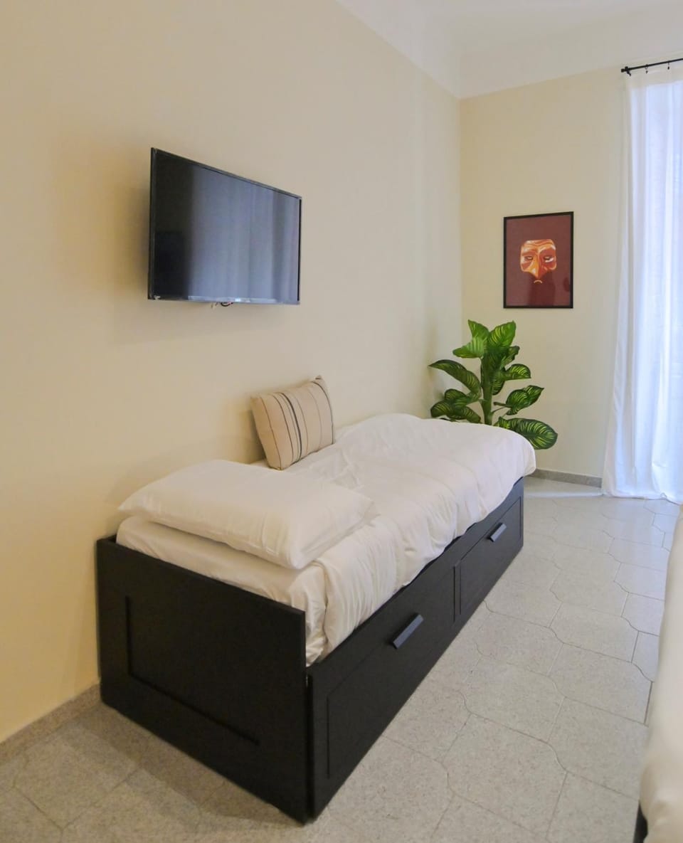Bed, TV and multimedia, Photo of the whole room, Bedroom