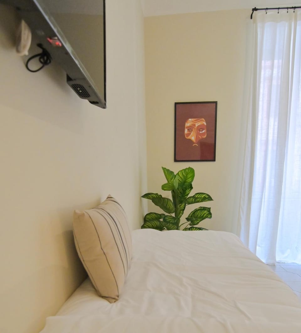 Bed, TV and multimedia, Photo of the whole room