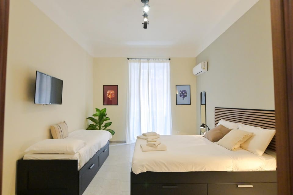 Bed, TV and multimedia, Photo of the whole room, Bedroom, towels