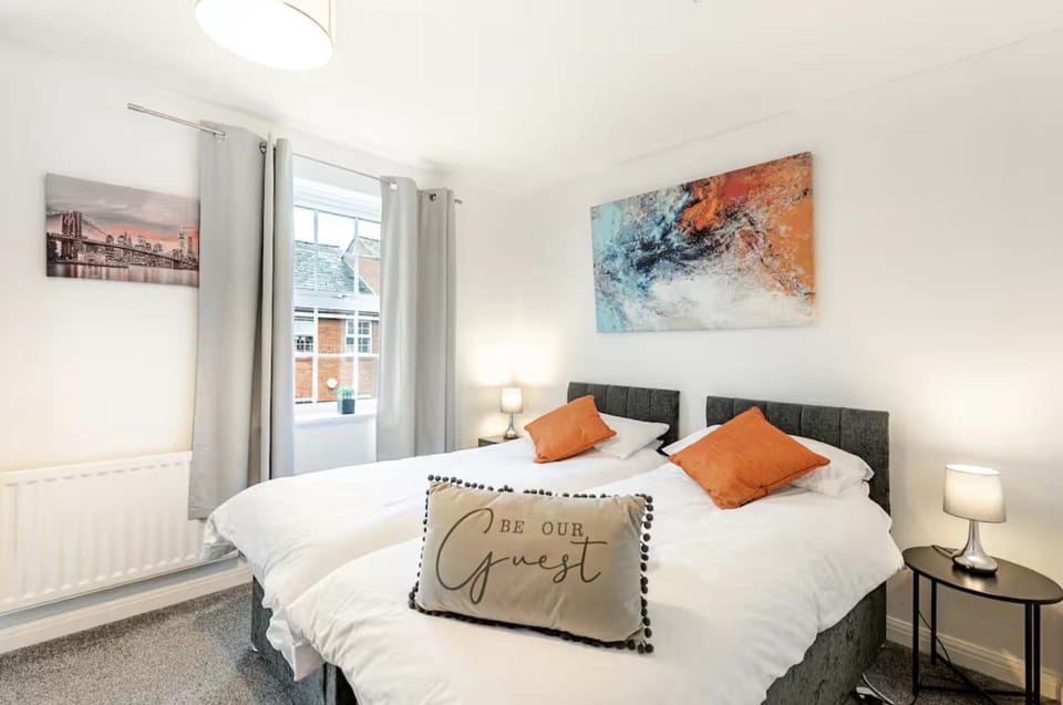 Charming 3-Bedroom Norwich Retreat Garden& Parking Apartment in Norwich