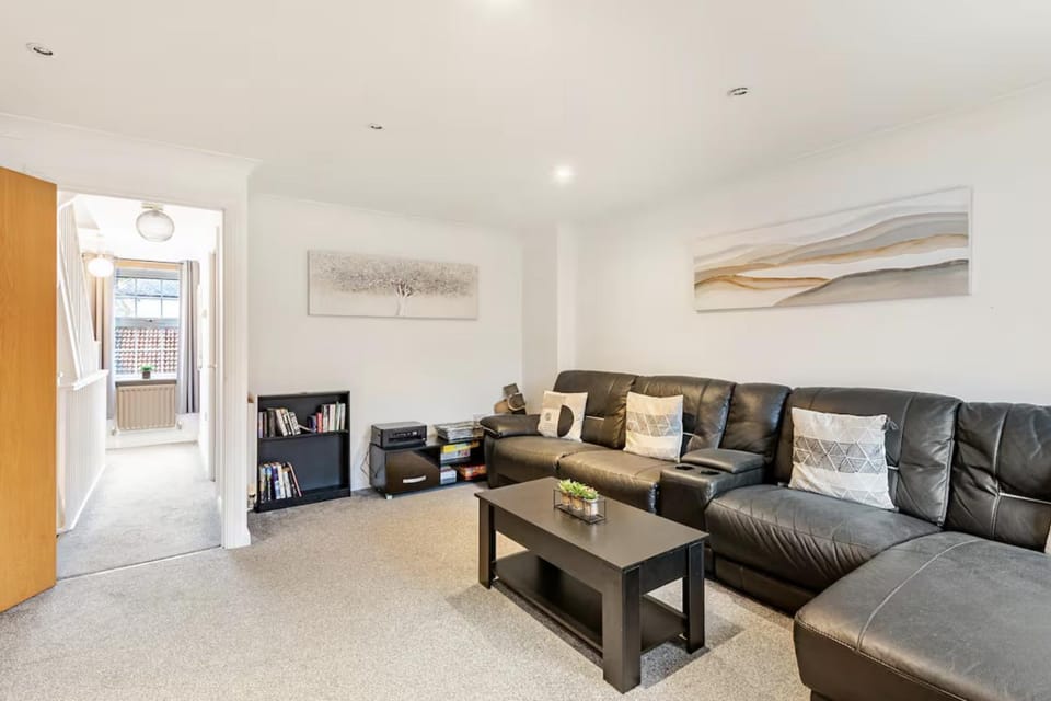 Charming 3-Bedroom Norwich Retreat Garden& Parking Apartment in Norwich