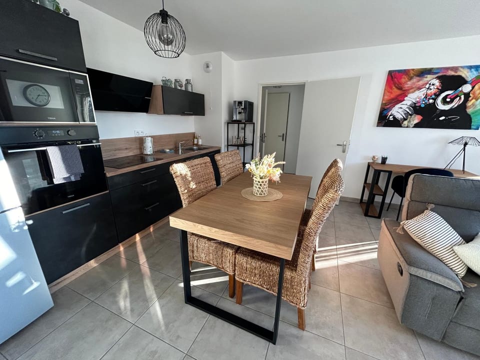 Dining area, minibar, pet friendly, stove