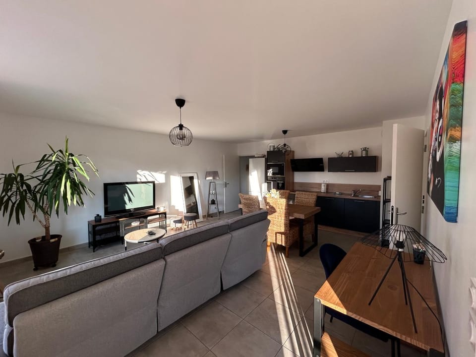 TV and multimedia, Kitchen or kitchenette, Living room, Seating area, Evening entertainment