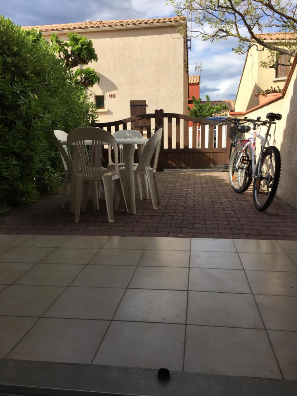 Patio, Day, Dining area