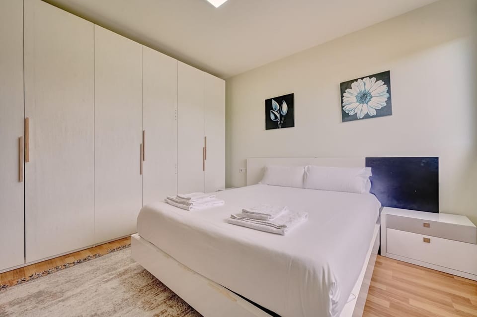 Bed, Photo of the whole room, Bedroom, towels, wardrobe