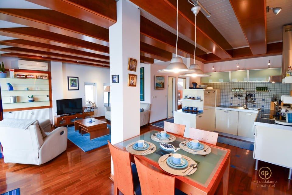 Kitchen or kitchenette, Living room, Seating area, Dining area, pet friendly, stove