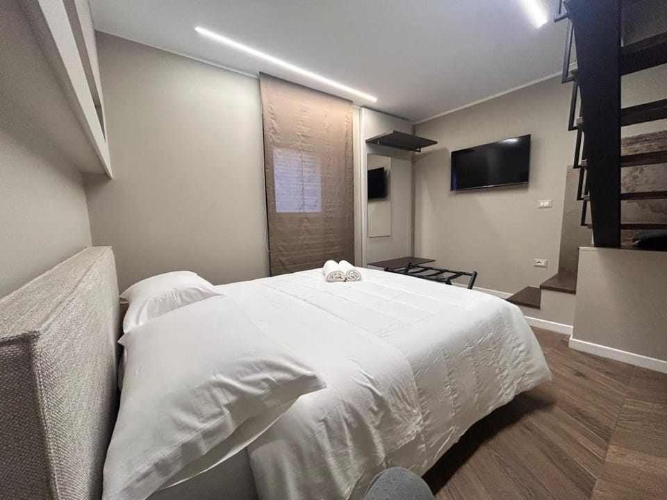 Bed, TV and multimedia, Bedroom