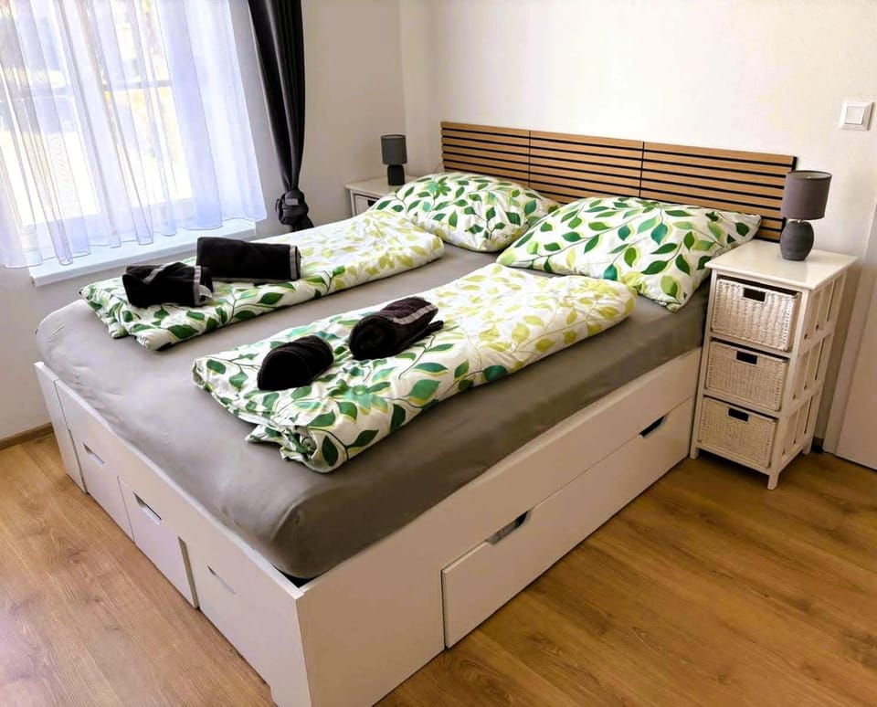 Bed, towels