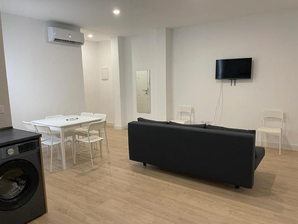 Communal lounge/ TV room, TV and multimedia, Living room, Seating area, Dining area, air conditioner