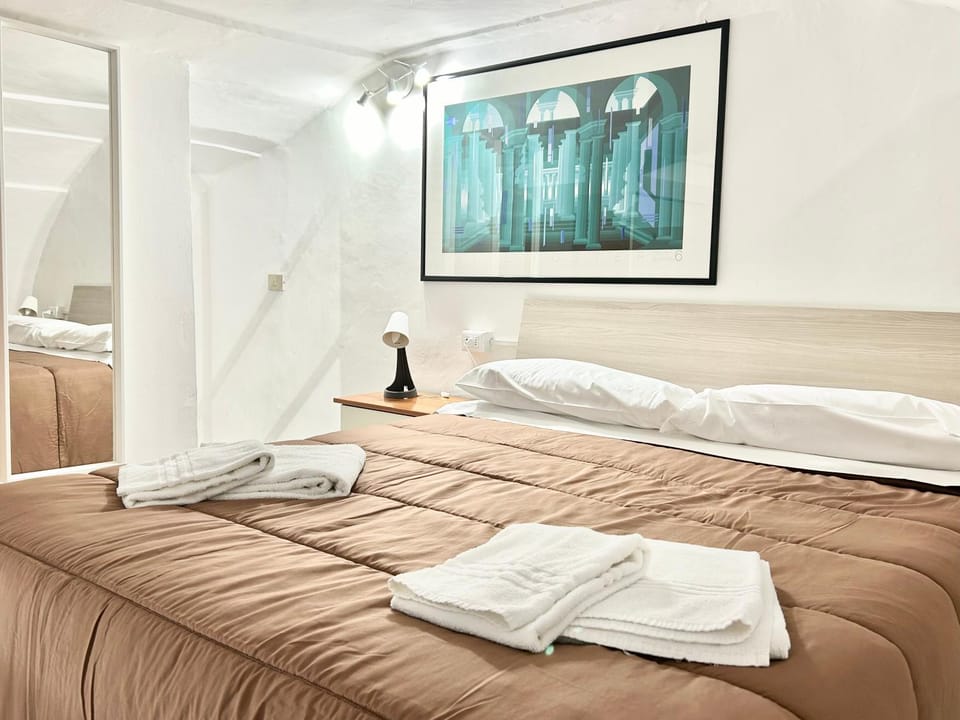 Bed, Photo of the whole room, Bedroom, towels