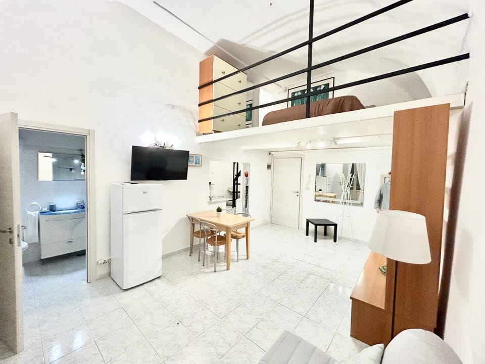 TV and multimedia, Kitchen or kitchenette, Living room, Lounge or bar, Seating area, hair dresser