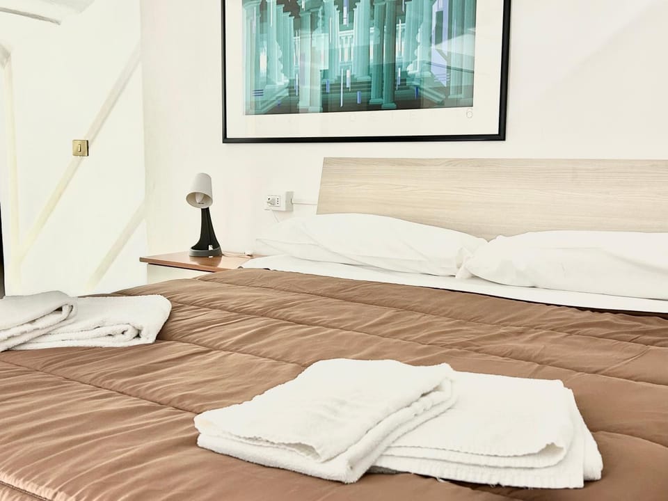 Bed, Photo of the whole room, Bedroom, towels