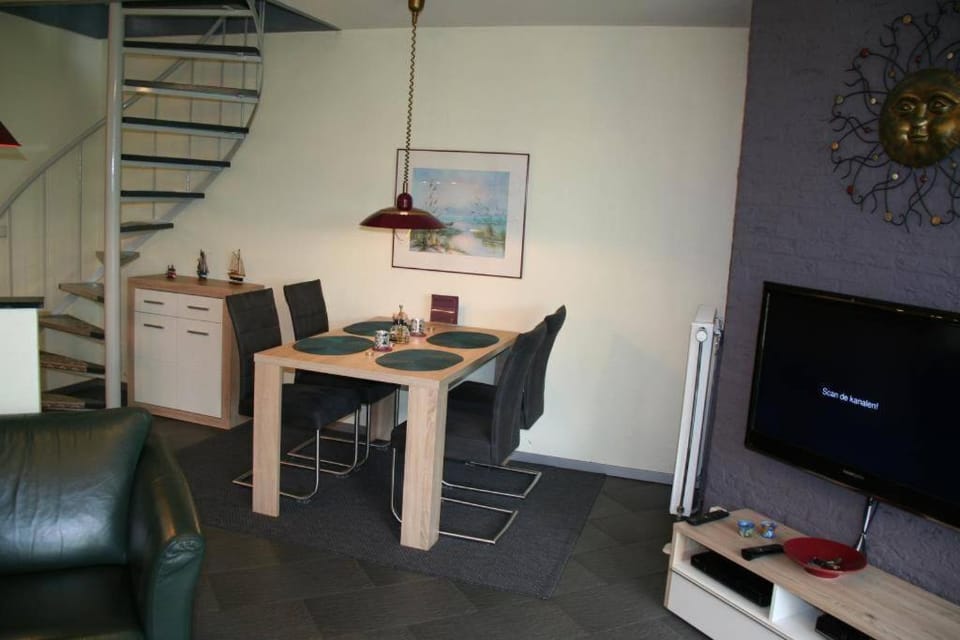 Communal lounge/ TV room, Seating area, Dining area