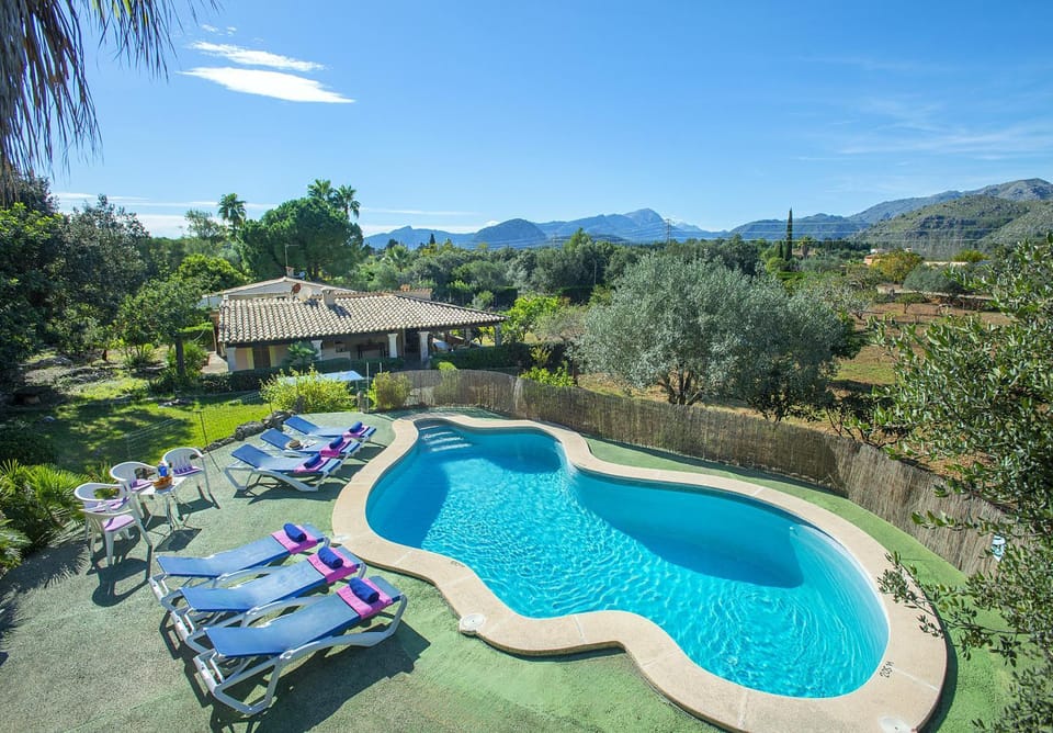 Facade/entrance, Natural landscape, Garden, View (from property/room), Garden view, Mountain view, Pool view, Swimming pool, sunbed