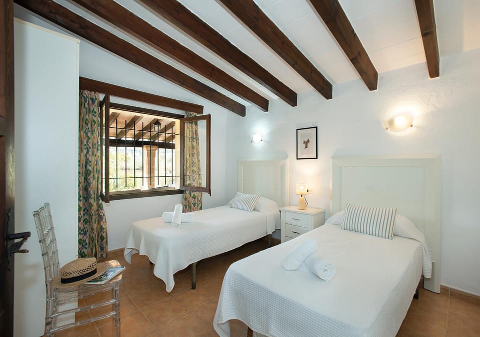 Bedroom, towels