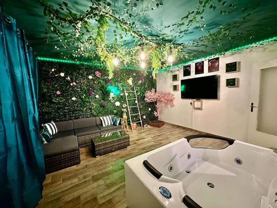 The Jungle SPA Strasbourg Apartment in Strasbourg