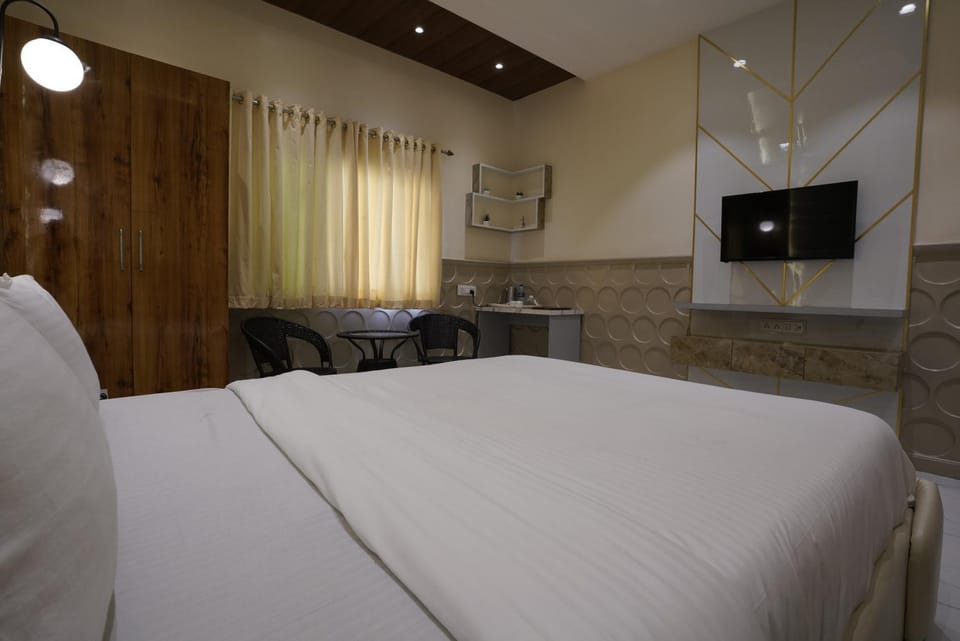 Bed, TV and multimedia, Bedroom, hair dresser