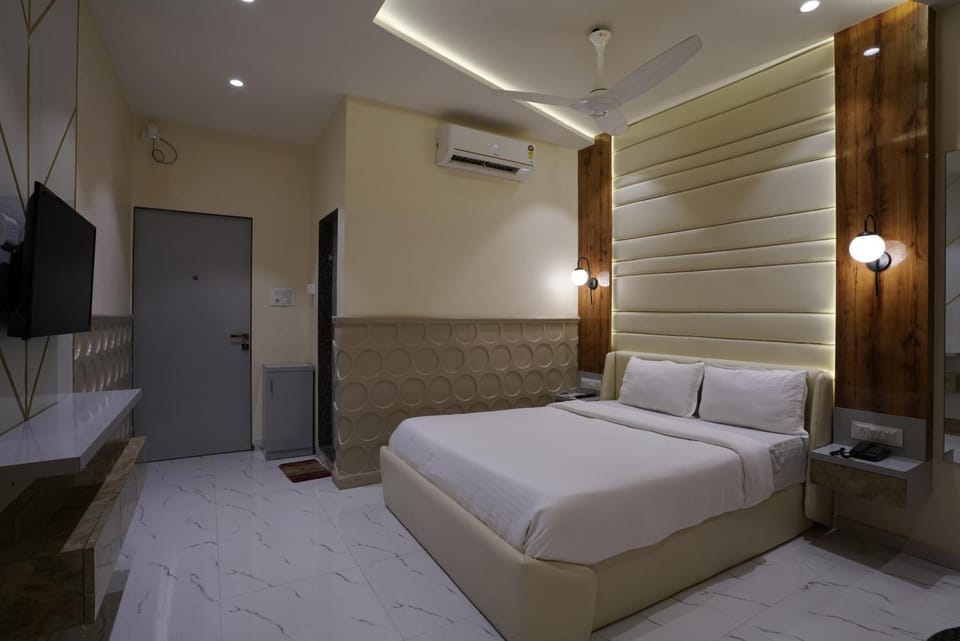 Photo of the whole room, Bedroom, air conditioner