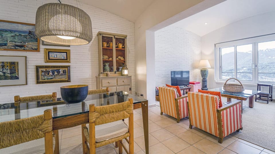 Living room, Decorative detail, Dining area