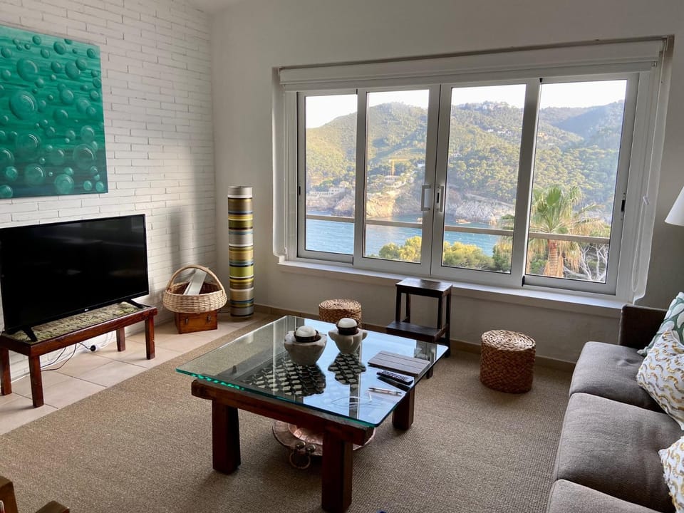 Day, Night, TV and multimedia, Living room, Decorative detail, Seating area, Sea view