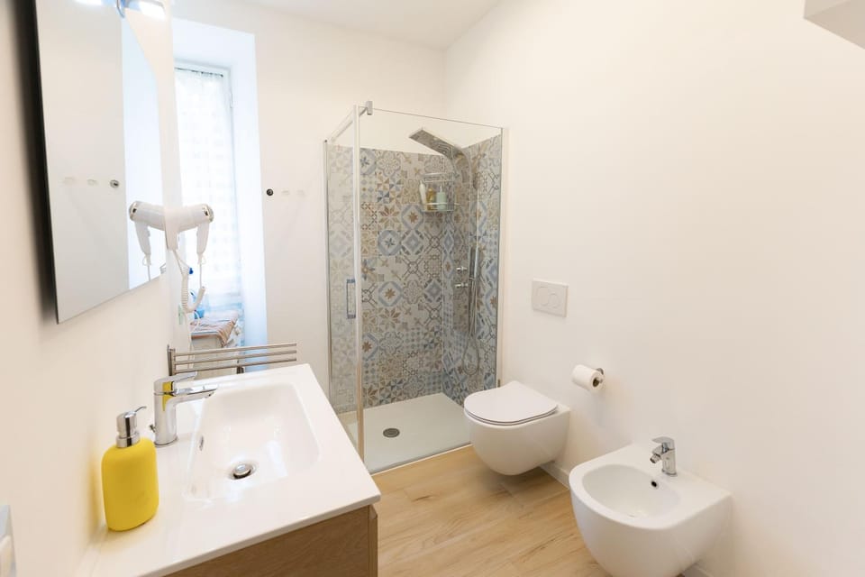 Shower, Toilet, Bathroom, bidet, towels