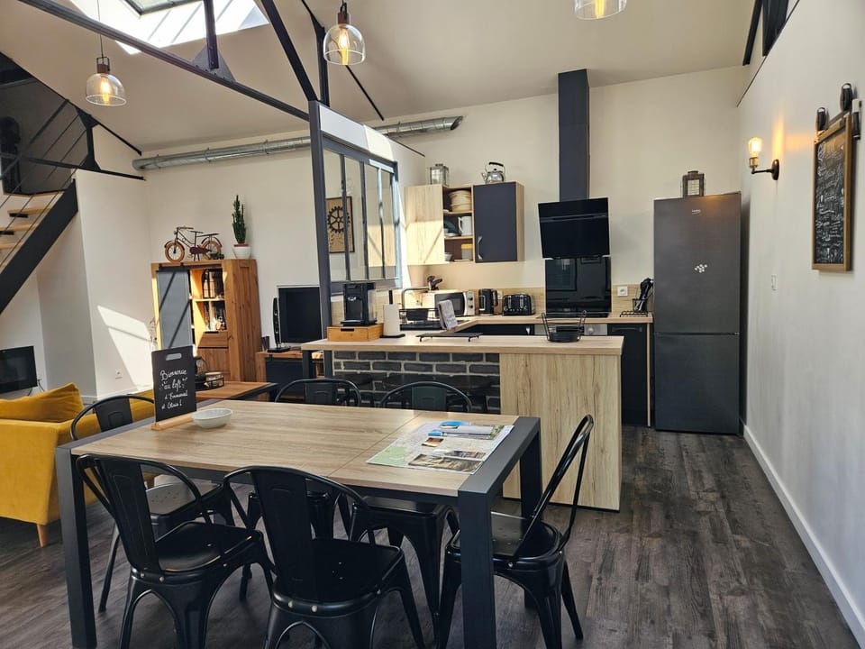 Kitchen or kitchenette, Dining area