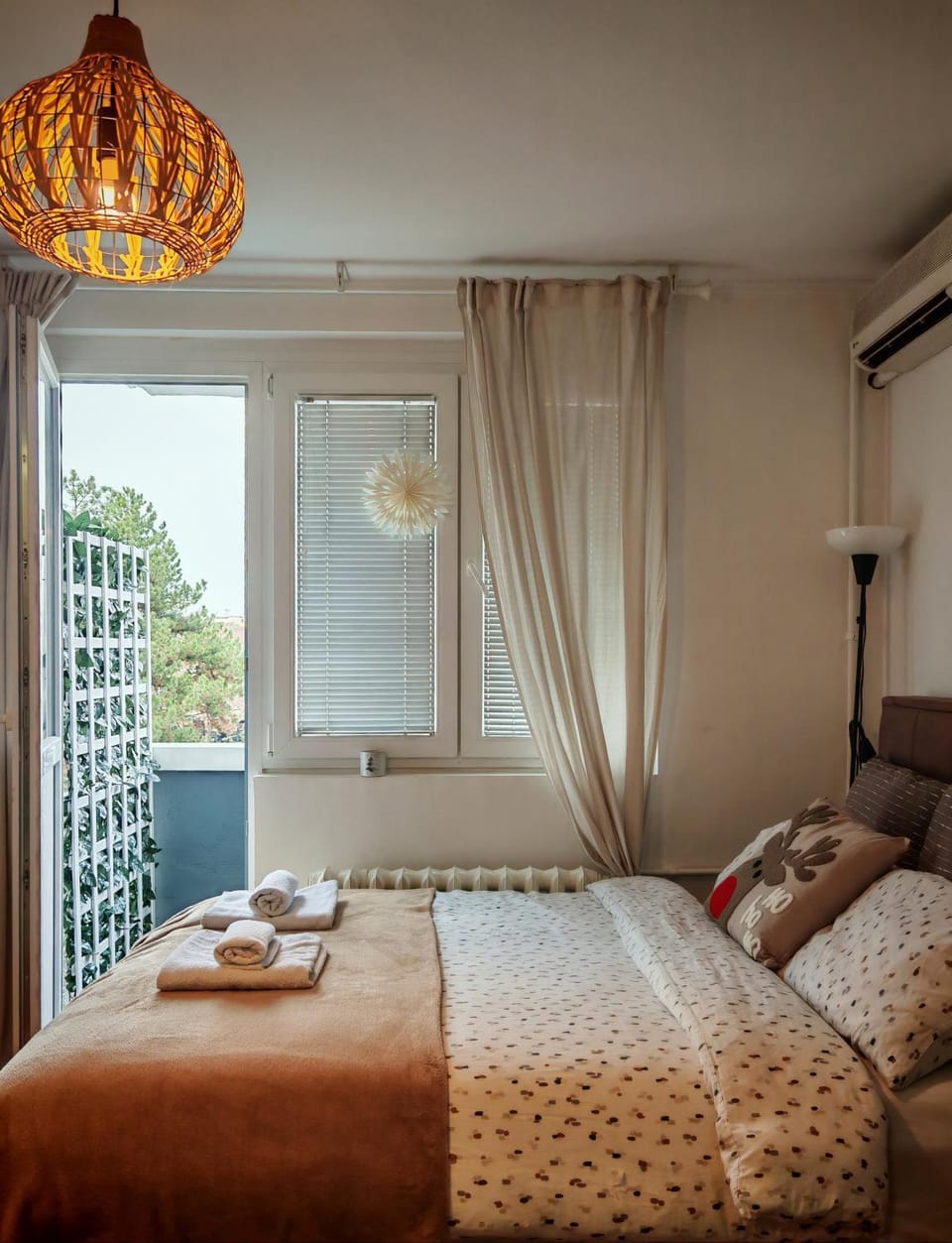 Bed, Bedroom, towels