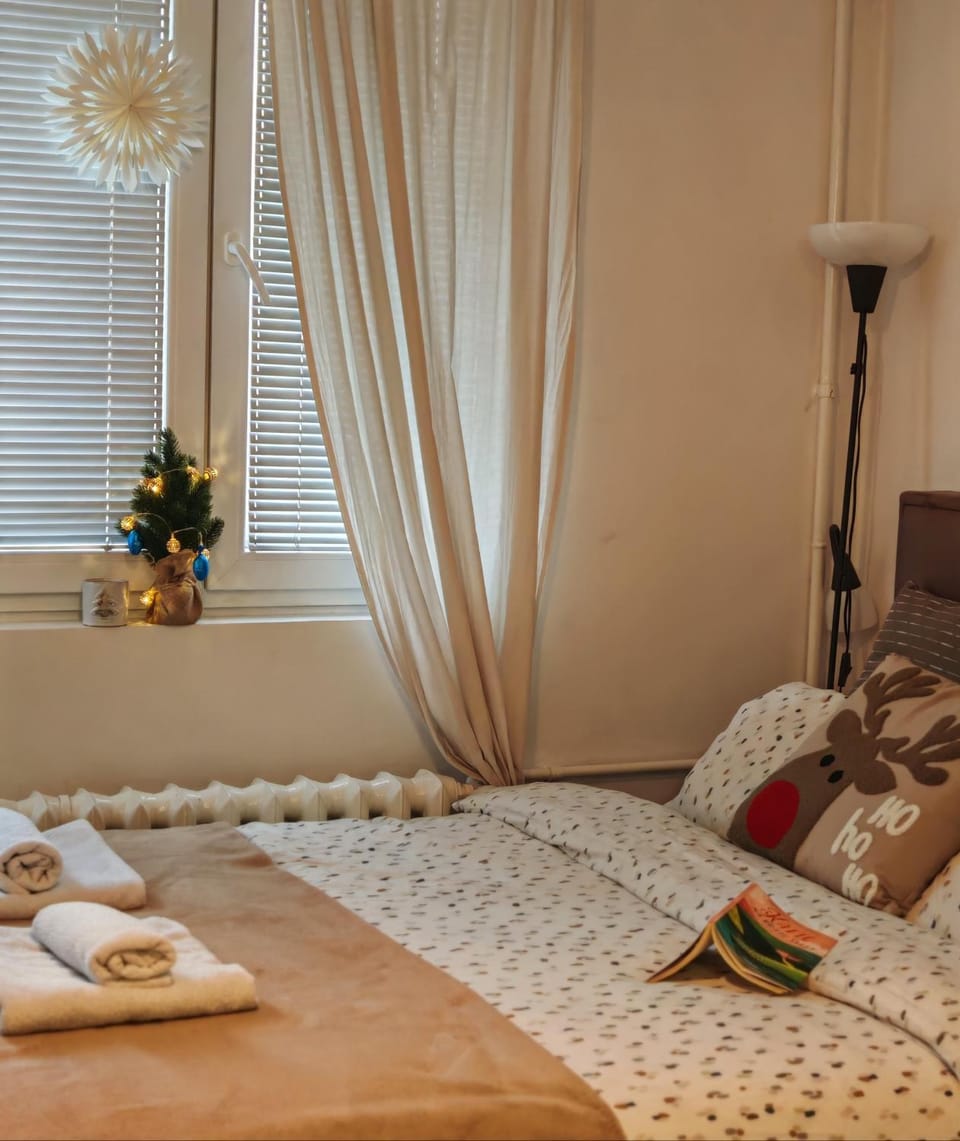 Bed, Bedroom, towels