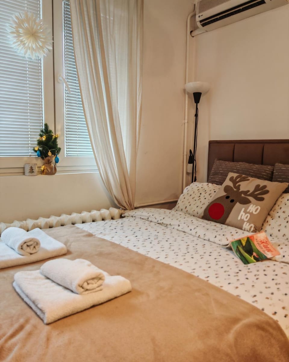 Bed, Bedroom, towels, air conditioner