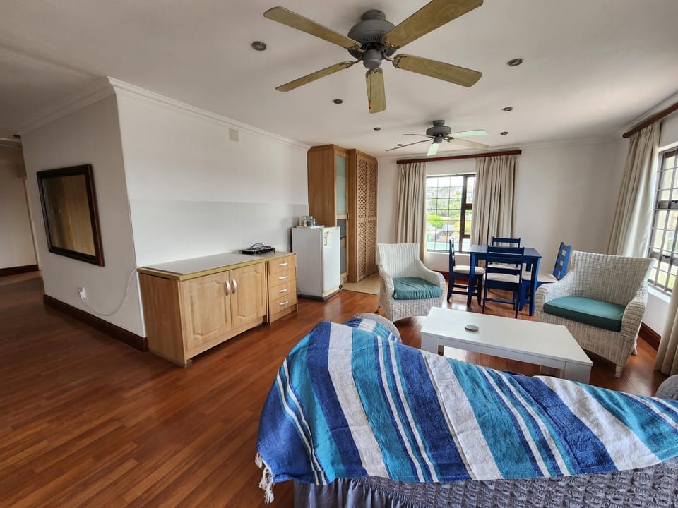 Kitchen or kitchenette, Photo of the whole room, Seating area, Dining area