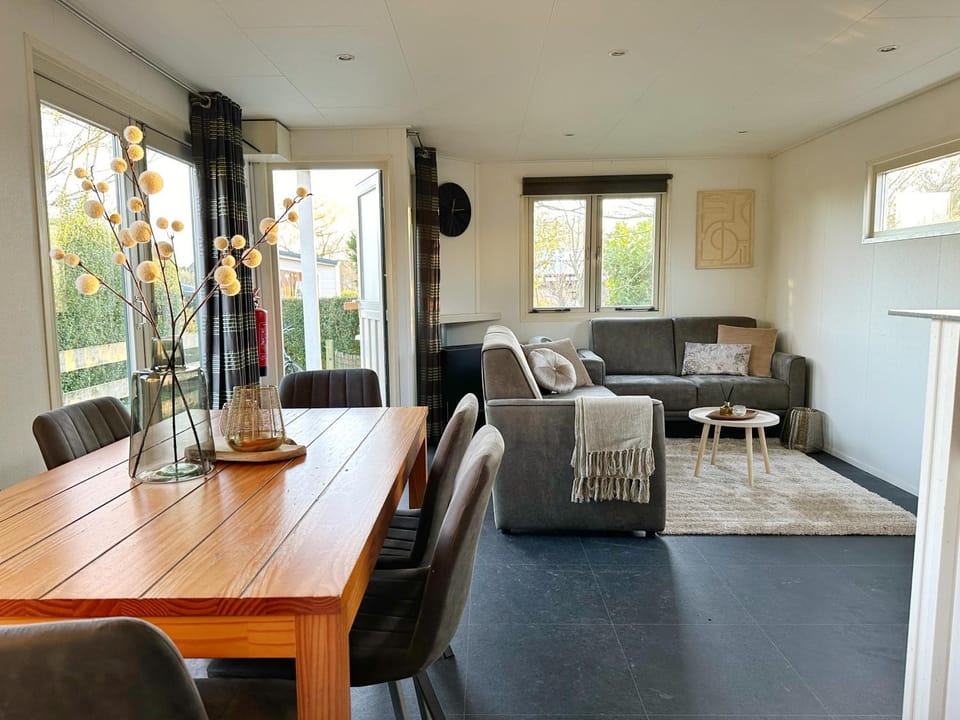 Seating area, Dining area