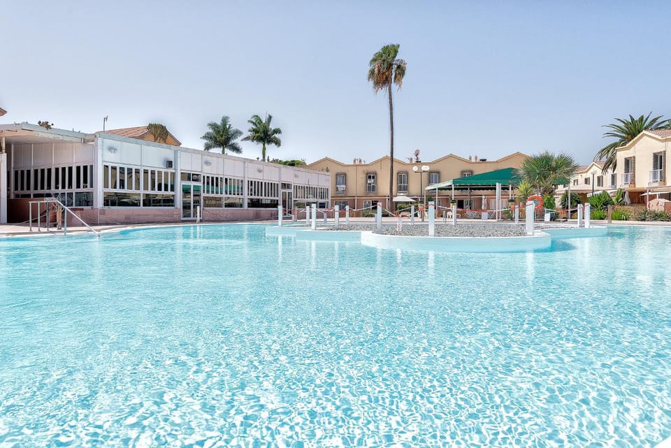 Property building, Day, Pool view, Swimming pool