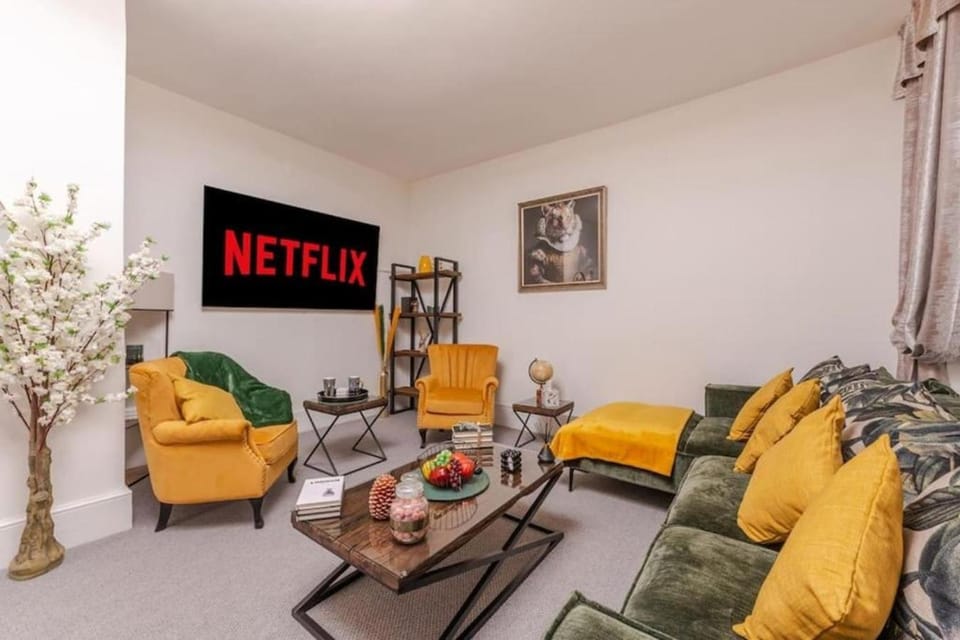 Communal lounge/ TV room, TV and multimedia, Living room, Decorative detail, Seating area, Evening entertainment