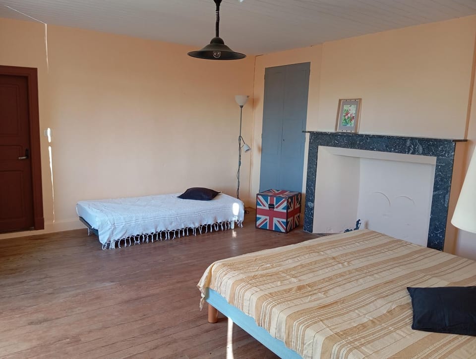 Photo of the whole room, Bedroom