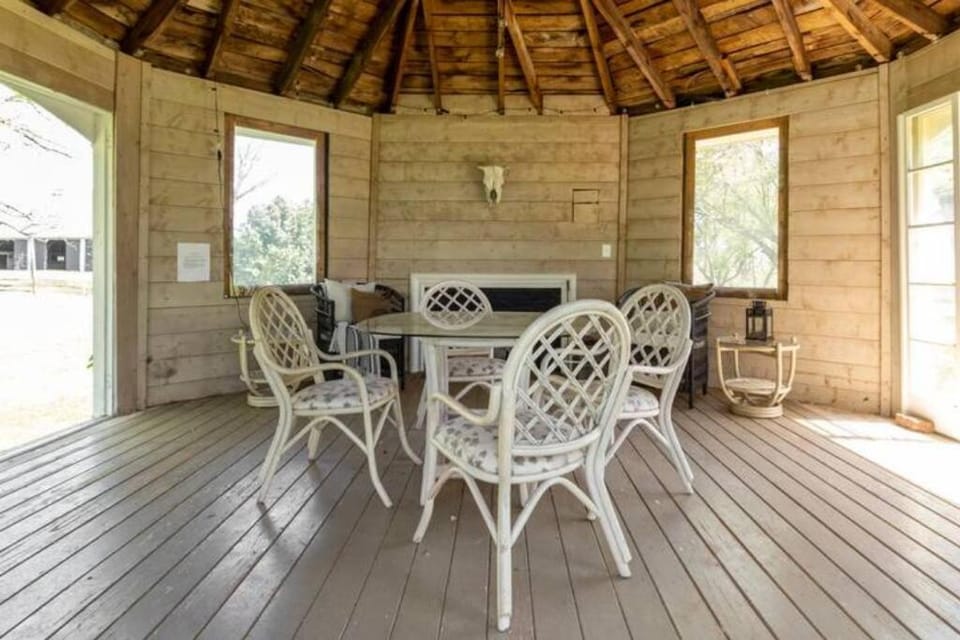 Charming & Rustic Bloomingdale Cottage w/views Chalet in Shenandoah Valley