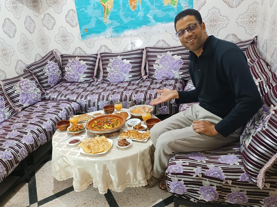 Restaurant/places to eat, Communal lounge/ TV room, Coffee/tea facilities, Living room, Food and drinks, Seating area, Food, Breakfast, Lunch, Lunch, Dinner, Dinner, Drinks, group of guests