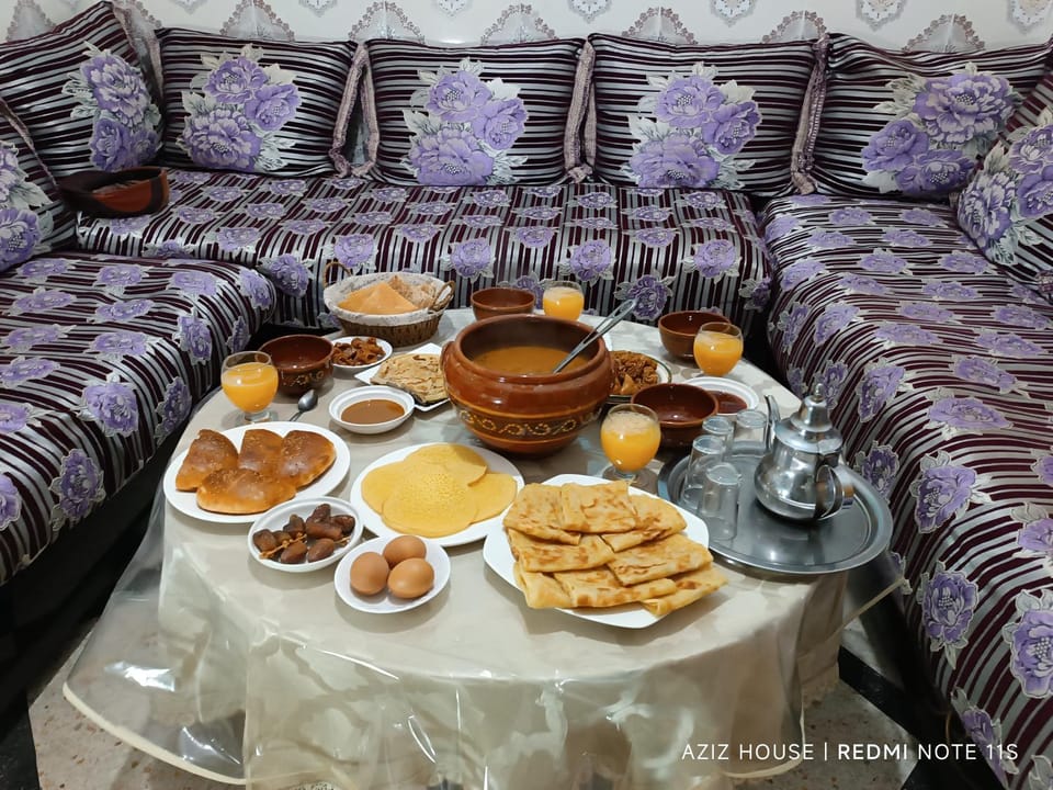 Restaurant/places to eat, Living room, Food and drinks, Seating area, Food, Breakfast, Breakfast, Continental breakfast, Continental breakfast, English/Irish breakfast, Lunch, Dinner, Drinks